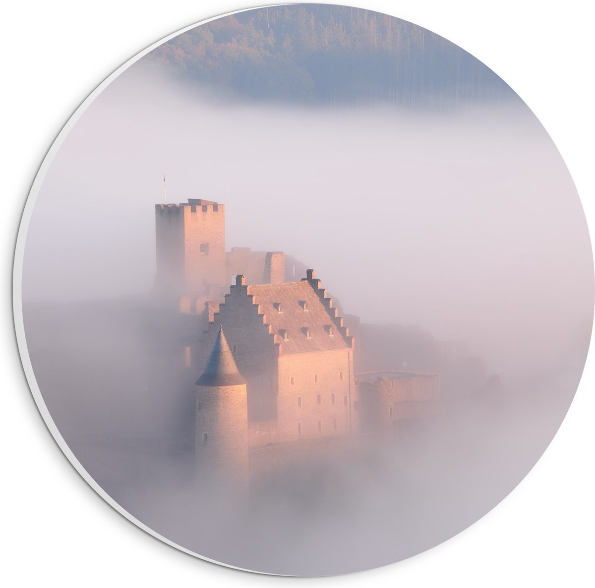 PVC Schuimplaat Muurcirkel - Kasteel op een Berg in de Mist - 20x20 cm Foto op Muurcirkel