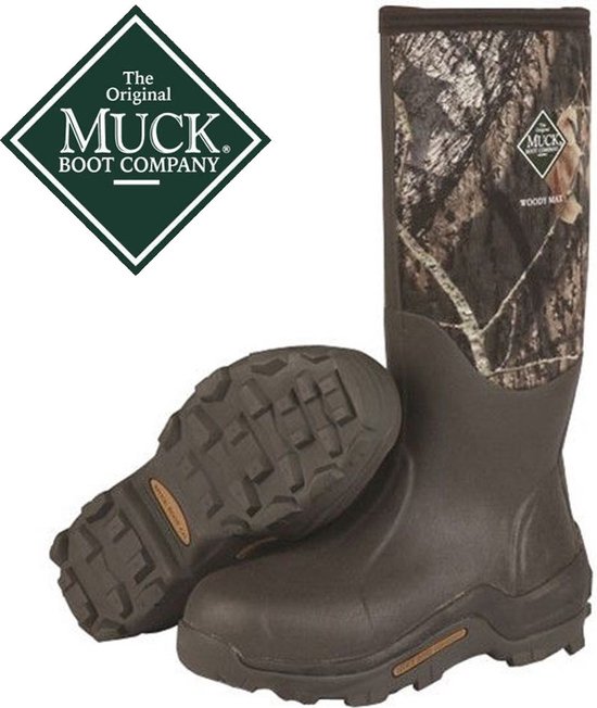 Bruine Muck Boots met camouflagepatroon en oranje voering. Een losse schoen toont de profielzool.