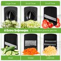 Zes extra snijmessen voor de mandoline: Large Dicer, Small Dicer, Slicer, Grater en Julienner. Met voorbeelden van gesneden groenten.
