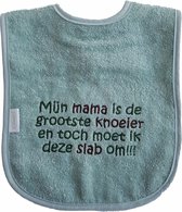 Stonegreen kleurige slab met "Mijn mama is de grootste knoeier en toch moet ik deze slab om!!!" - lief, kraamcadeautje, cadeau, babyshower, moeder, moederdag