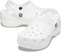 Witte Crocs Classic Platform Clogs voor dames, met draaibare banden en perforaties.