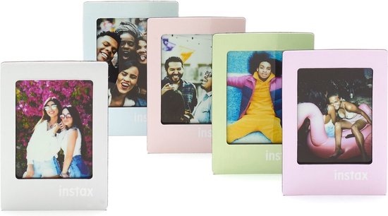 Vijf Fujifilm Instax mini 12 magneten in pastelkleuren: lichtblauw, lichtroze, lichtgroen, roze en wit. Elke magneet toont een andere foto.