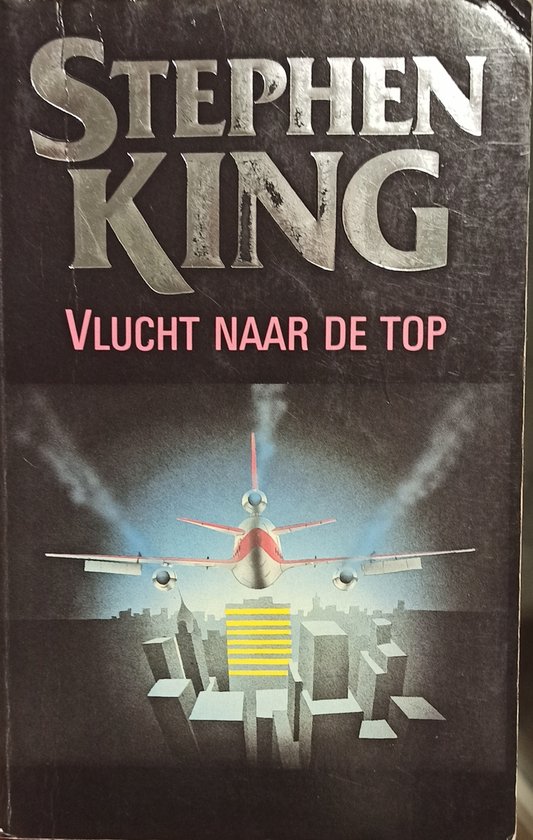 Stephen King, Vlucht naar de top. Een vliegtuig met rode en witte strepen vliegt boven een stad met hoge gebouwen.