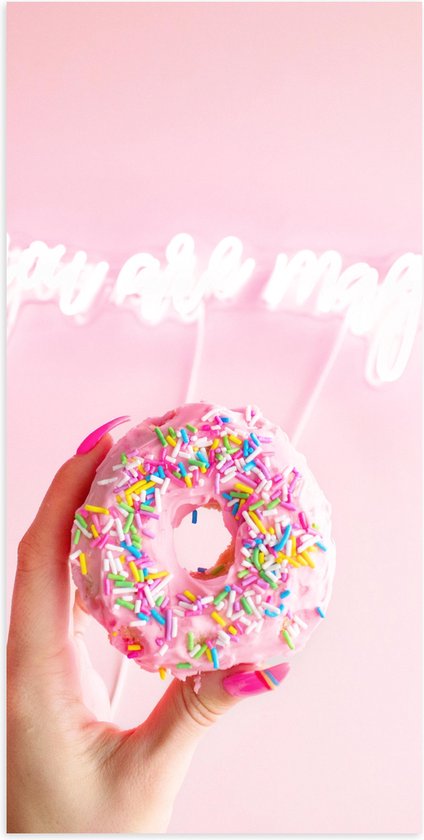 Poster (Mat) - Roze Donut Versierd met Discodip in Hand met Roze Nagels - 50x100 cm Foto op Posterpapier met een Matte look