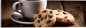 Acrylglas - Kop Koffie met Verse Koekjes op Houten Tafel - 60x20 cm Foto op Acrylglas (Met Ophangsysteem)