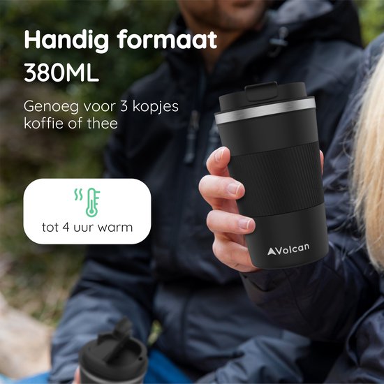 Man met zwarte Volcan mok, 380ml, houdt dranken 4 uur warm.