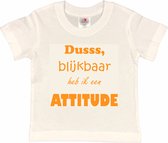 T-shirt Kinderen "Dusss, blijkbaar heb ik een ATTITUDE" | korte mouw | Wit/mosterd | maat 146/152