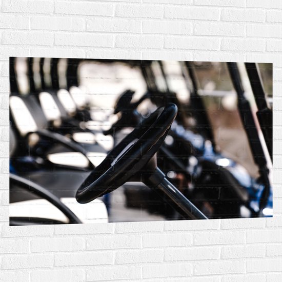 Muursticker - Rijen Geparkeerde Golfkarretjes - 120x80 cm Foto op Muursticker