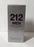 Grijze doos met '212 MEN' en 'Carolina Herrera New York' in zwarte letters. 'eau de toilette natural spray e 100 ml - 3.4 FL. OZ.' onderaan.