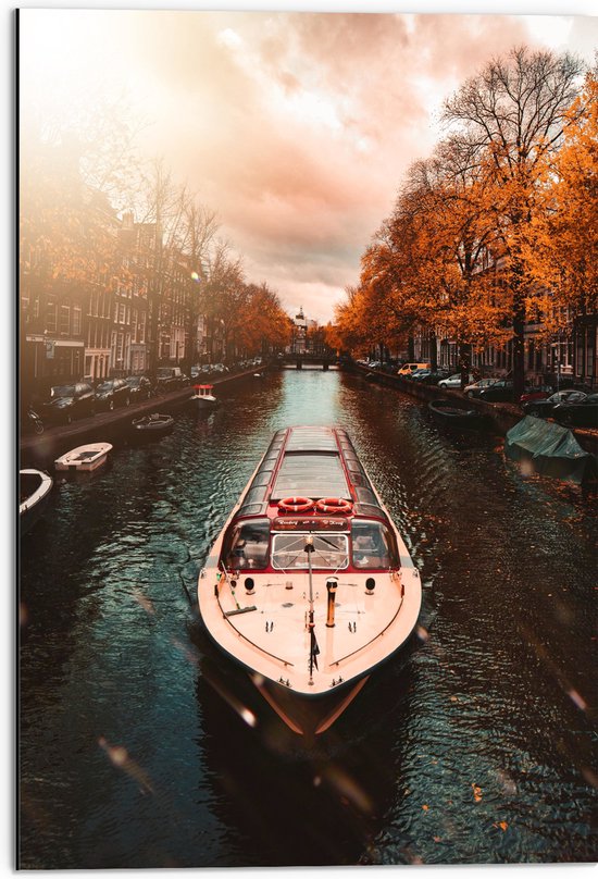 Dibond - Traditionele Amsterdamse Toeristenboot door de Grachten tijdens de Herfst - 50x75 cm Foto op Aluminium (Met Ophangsysteem)