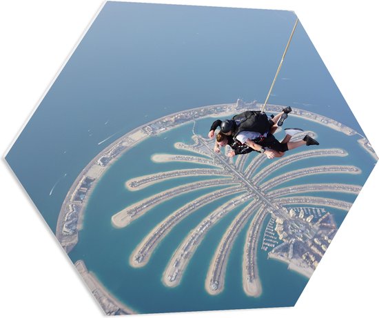 PVC Schuimplaat Hexagon - Parachutespringer boven de Palm van Dubai - 70x60.9 cm Foto op Hexagon (Met Ophangsysteem)