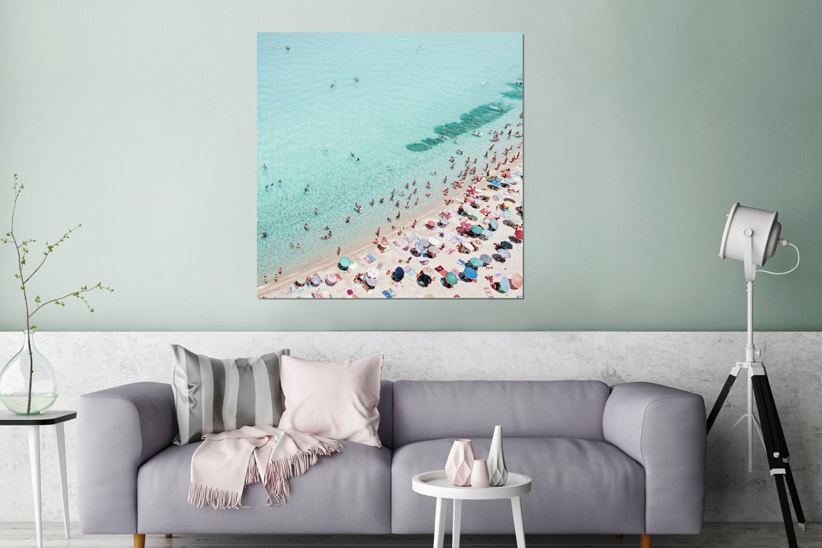 Wanddecoratie Metaal - Aluminium Schilderij Industrieel - Zee - Strand - Parasols - Blauw - Zomer - 90x90 cm - Dibond - Foto op aluminium - Industriële muurdecoratie - Voor de woonkamer/slaapkamer