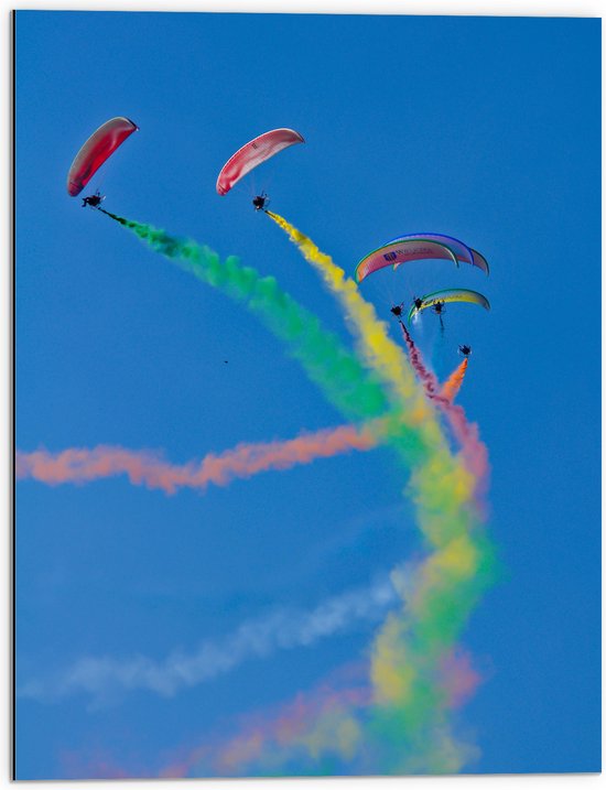 Dibond - Vliegshow van Paragliders met Kleurrijke Rook - 60x80 cm Foto op Aluminium (Wanddecoratie van metaal)