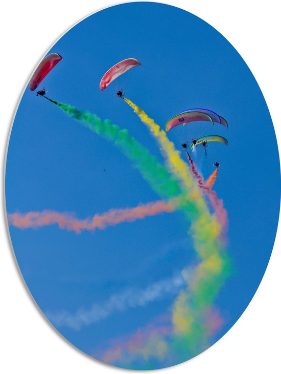 PVC Schuimplaat Ovaal - Vliegshow van Paragliders met Kleurrijke Rook - 51x68 cm Foto op Ovaal (Met Ophangsysteem)