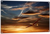 Tuinposter – Wit Zweefvliegtuig Vliegend tijdens Zonsondergang - 120x80 cm Foto op Tuinposter (wanddecoratie voor buiten en binnen)
