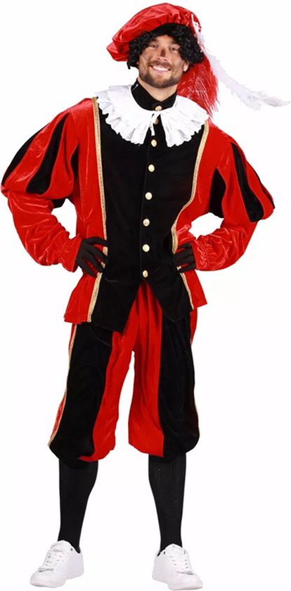 Man in een rood-zwart Pietenpak met gouden details, witte kraag en rode baret.