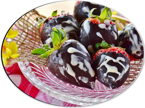 Dibond Ovaal - Aardbeien met Chocolade op Glazen Schaaltje - 40x30 cm Foto op Ovaal (Met Ophangsysteem)