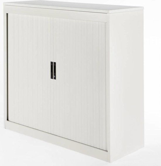 Witte archiefkast van 120 cm breed met een witte roldeur, een zwarte handgreep en twee legplanken.