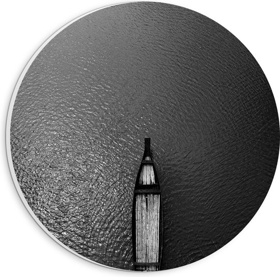 PVC Schuimplaat Muurcirkel - Bovenaanzicht van Houten Boot Varend over het Water (Zwart- wit) - 20x20 cm Foto op Muurcirkel (met ophangsysteem)