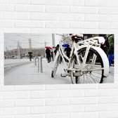 Muursticker - Fiets Geparkeerd in Stad tijdens Sneeuwbui - 100x50 cm Foto op Muursticker