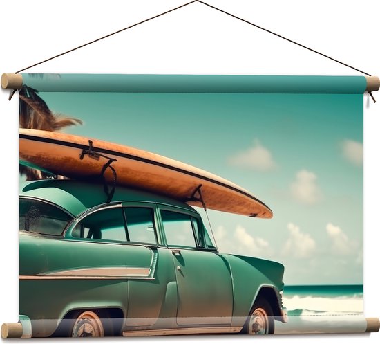 Textielposter - Houten Surfplank op Dak van Blauwe Auto geparkeerd op het Strand - 60x40 cm Foto op Textiel