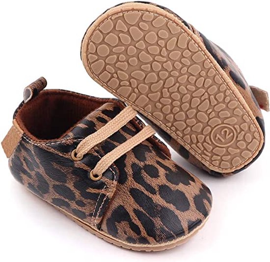 Zolen van bruine babyschoenen met panterprint, met maat 12.