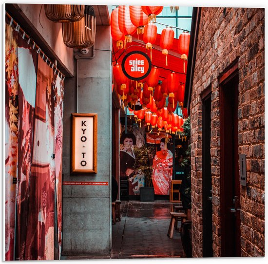 PVC Schuimplaat - Smalle Straat Versierd met Rode Lampionnen in Tokyo - 50x50 cm Foto op PVC Schuimplaat (Met Ophangsysteem)
