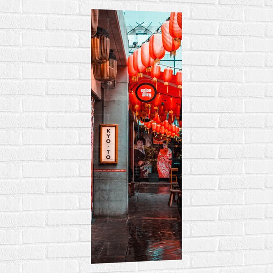 Muursticker - Smalle Straat Versierd met Rode Lampionnen in Tokyo - 40x120 cm Foto op Muursticker