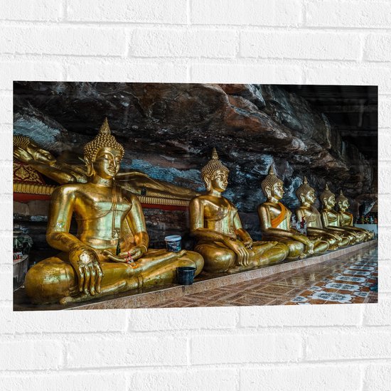 Muursticker - Rijen Gouden Boeddha's in Wat Tham Khuha Sawan Tempel in Thailand - 75x50 cm Foto op Muursticker