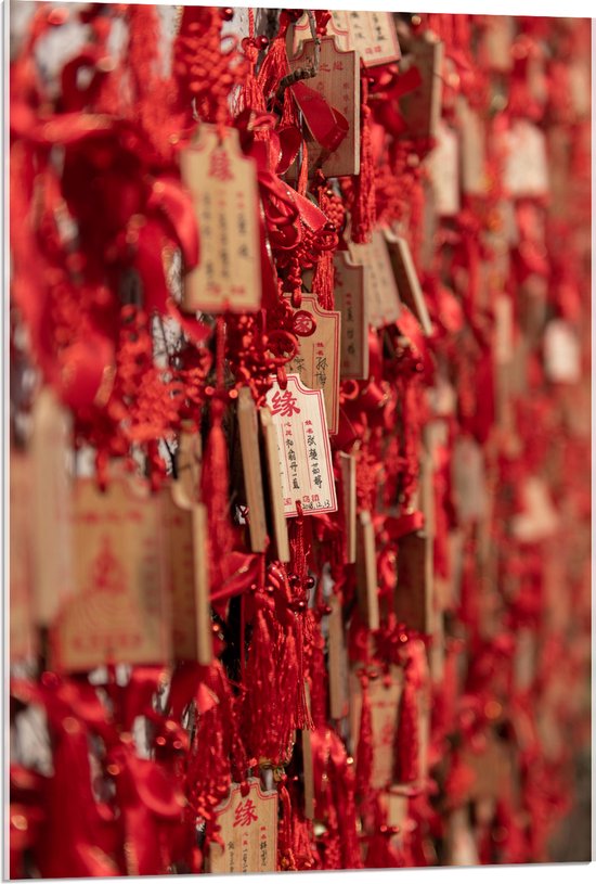 Acrylglas - Rode Sleutelhangers met Chinese Tekens aan een Muur - 60x90 cm Foto op Acrylglas (Wanddecoratie op Acrylaat)