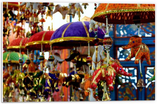 PVC Schuimplaat- Traditionele Olifantjes aan Lampionnen op Buitenlandse Diwali Markt - 60x40 cm Foto op PVC Schuimplaat