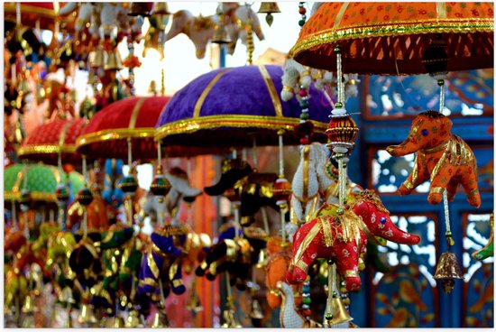 Poster (Mat) - Traditionele Olifantjes aan Lampionnen op Buitenlandse Diwali Markt - 60x40 cm Foto op Posterpapier met een Matte look
