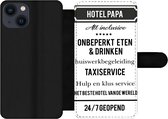 Bookcase Geschikt voor iPhone 13 telefoonhoesje - Spreuken - Hotel papa - Quotes - Vader - Met vakjes - Wallet case met magneetsluiting