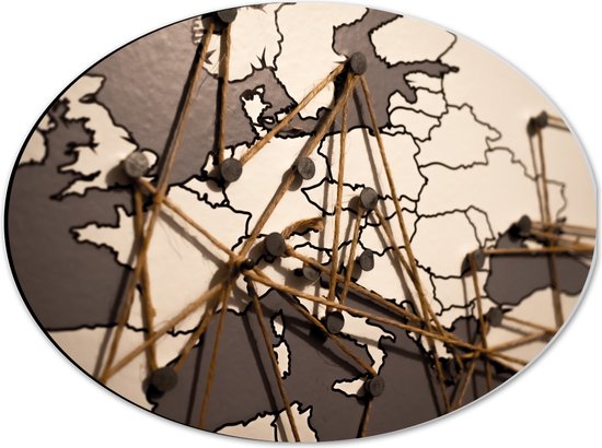 Dibond Ovaal - Kaart van Europa met Spijkers en Touwen - 40x30 cm Foto op Ovaal (Met Ophangsysteem)