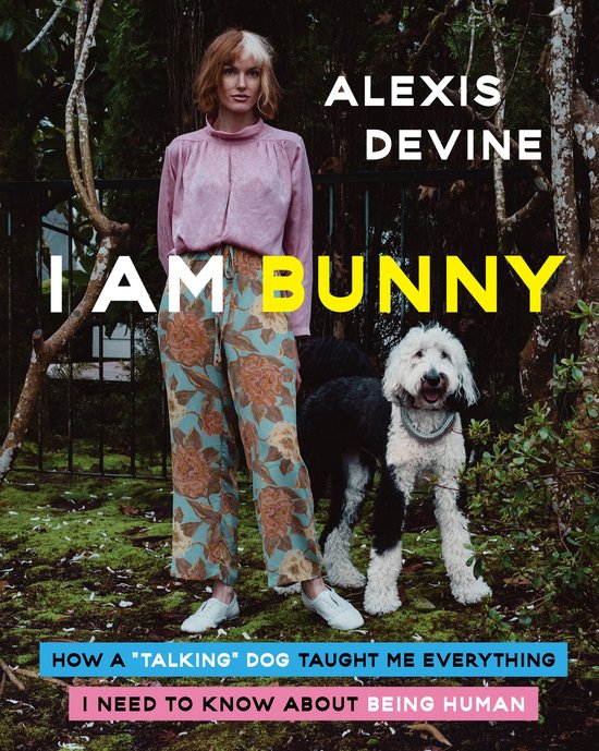Alexis Devine en haar hond Bunny staan in een tuin. Alexis draagt een roze blouse en een broek met bloemenpatroon. "I AM BUNNY" staat groot in beeld.