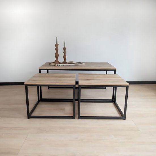 Trois tables basses avec plateau en bois et cadre en métal noir.