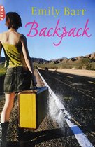 Boekomslag "Backpack" door Emily Barr, met een vrouw die een koffer draagt op een verlaten weg.
