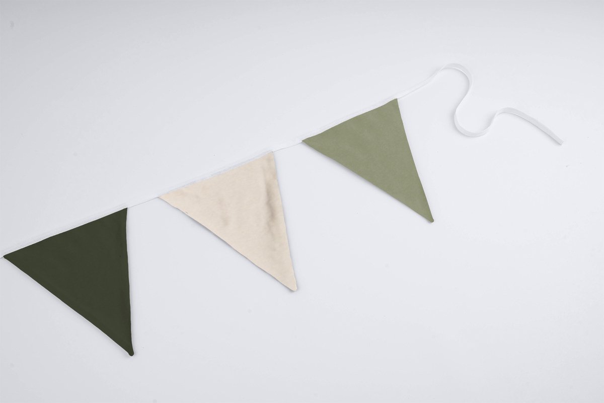 Vlaggenlijn van stof | Wandering the forest - 3 meter / 9 vlaggetjes - Donker groene, Licht groene, Beige (pastel kleur) driehoek vlaggetjes - Verjaardag slinger / Babykamer decoratie - Stoffen slingers handgemaakt & duurzaam