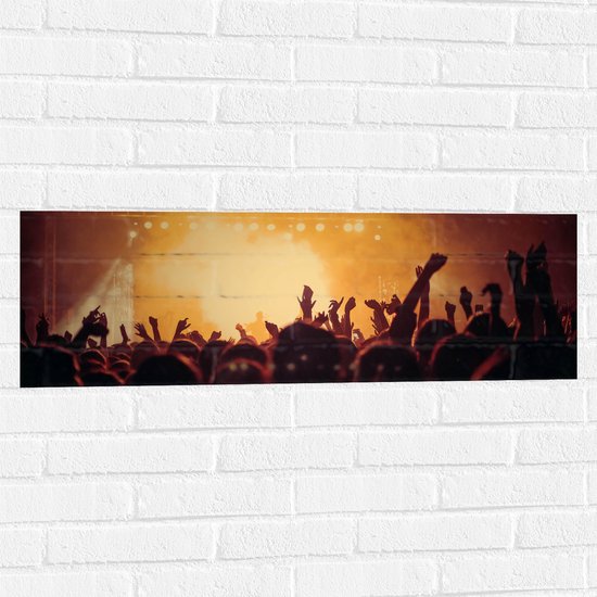 Muursticker - Volle Concertzaal met Rook en Lampen - 90x30 cm Foto op Muursticker