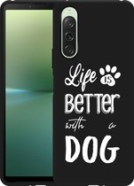 Cazy Hoesje Zwart geschikt voor Sony Xperia 10 V Life Is Better With a Dog Wit