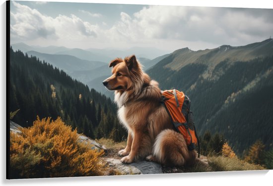 Canvas - Reizende Hond met Rugzak op Top van de Berg - 150x100 cm Foto op Canvas Schilderij (Wanddecoratie op Canvas)