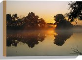 Hout - Mist boven het Wateroppervlak bij Zonsopkomst - 40x30 cm - 9 mm dik - Foto op Hout (Met Ophangsysteem)