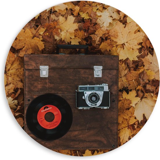 PVC Schuimplaat Muurcirkel - Muziekplaat en Vintage Camera op Koffer tussen de Herfstbladeren - 80x80 cm Foto op Muurcirkel (met ophangsysteem)