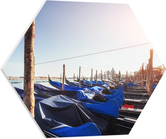 PVC Schuimplaat Hexagon - Blauwe Gondels op de Zee bij Venetië op Zonnige Dag - 60x52.2 cm Foto op Hexagon (Met Ophangsysteem)