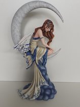 Elfen beeldje Prachtige elf in een maan Memory by Nene Thomas creme/blauwe jurk 31x20x13 cm