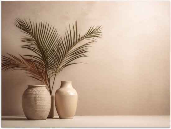 Poster Glanzend – Palmbladeren in Keramieken Vazen bij Natuurkleurige Muur - 40x30 cm Foto op Posterpapier met Glanzende Afwerking
