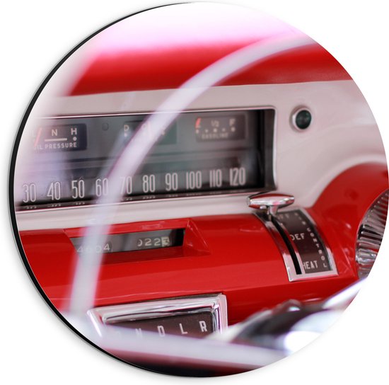 Dibond Muurcirkel - Radio in Rode Auto bij Wit Stuur - 20x20 cm Foto op Aluminium Muurcirkel (met ophangsysteem)
