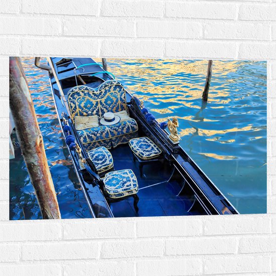 Muursticker - Blauwe Gondel met Gouden Details op de Wateren van Venetië - 90x60 cm Foto op Muursticker