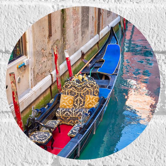 Muursticker Cirkel - Blauwe Gondel met Rode en Gouden Details op de Smalle Wateren van Venetië - 20x20 cm Foto op Muursticker