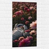 Muursticker - Astronaut tussen de Roze Bloemen in Bloemenveld - 50x100 cm Foto op Muursticker